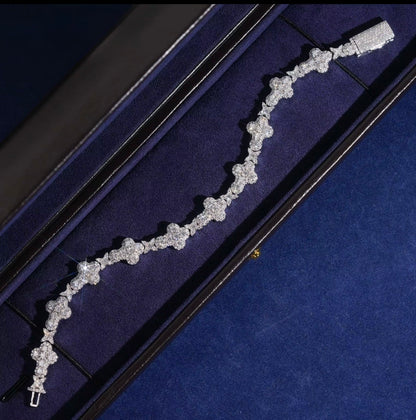 Iced out cross braclet in VVS Moissanit