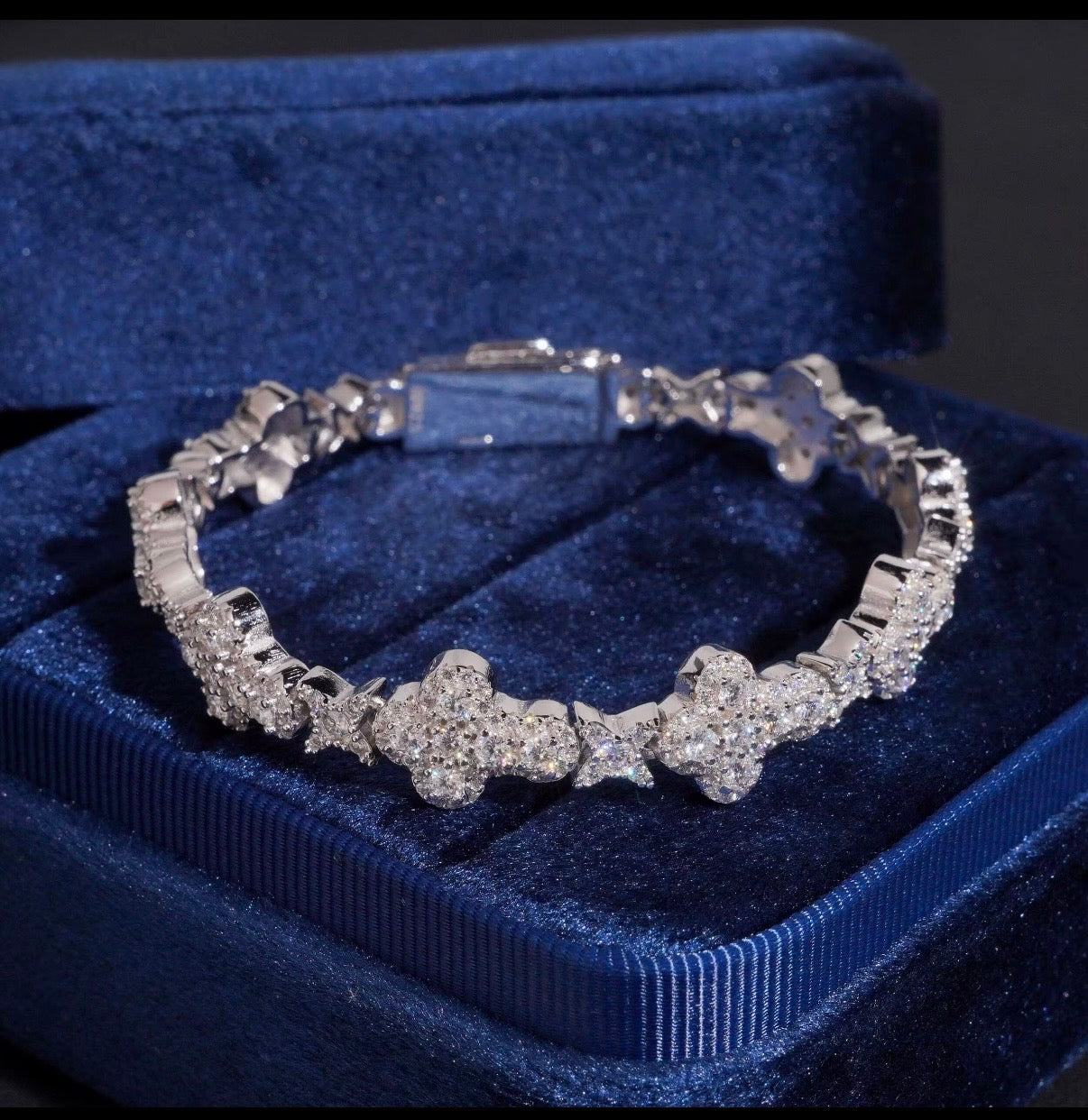 Iced out cross braclet in VVS Moissanit